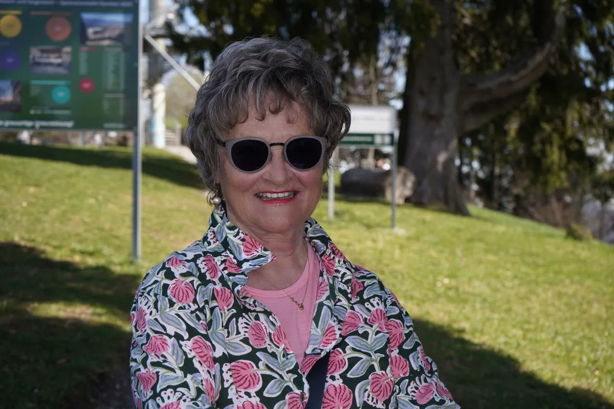 Regula Knecht ist nur einen Kilometer vom Bachtel-Kulm entfernt aufgewachsen. Nun ist sie des Lobes voll für die gelungene Architektur des neuen Restaurants. Regula Knecht auf dem Bachtel.